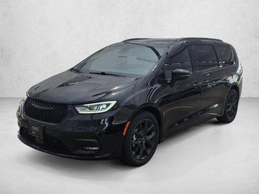 Brilliant Black Crystal Pearlcoat 2022 Chrysler Pacifica Touring L
