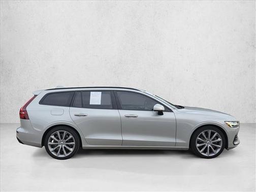 2021 Volvo V60 T5 Momentum