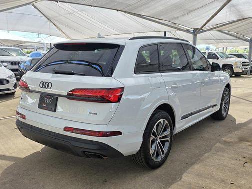 Glacier White Metallic 2026 Audi Q7 45 Premium