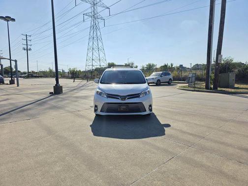 2020 Toyota Sienna XLE