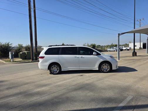 2020 Toyota Sienna XLE