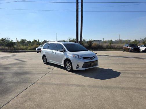2020 Toyota Sienna XLE