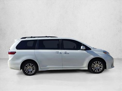 2020 Toyota Sienna XLE