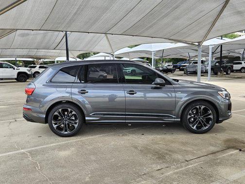 Daytona Gray Pearl Effect 2026 Audi Q7 55 Premium Plus