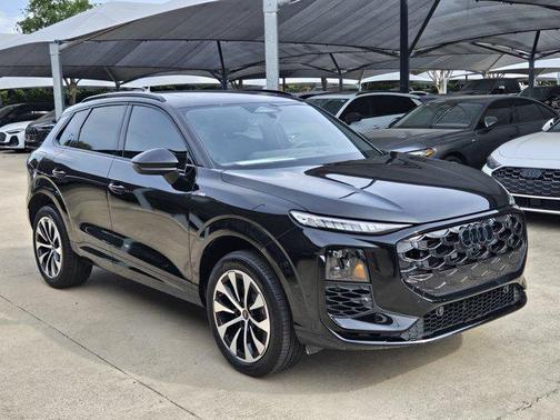 Mythos Black Metallic 2027 Audi Q3 TFSI quattro S tronic