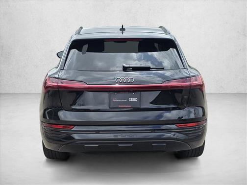 Mythos Black Metallic 2024 Audi Q8 e-tron Prestige