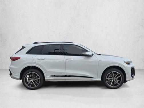 Glacier White Metallic 2026 Audi Q5 Premium Plus TFSI quattro S tronic