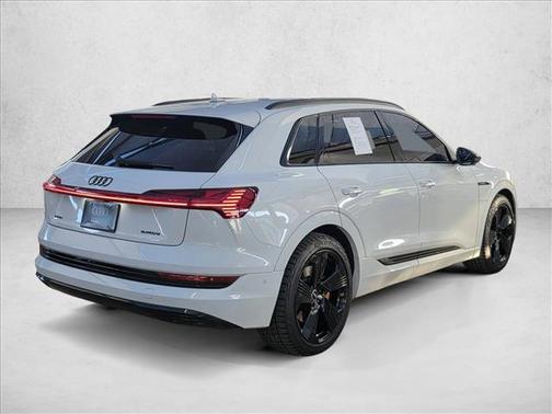 2022 Audi e-tron Premium Plus
