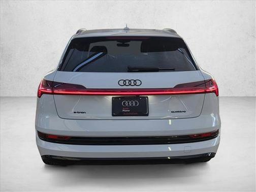 2022 Audi e-tron Premium Plus