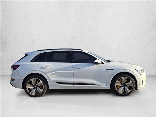 2022 Audi e-tron Premium Plus