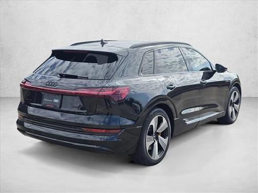 2022 Audi e-tron Premium Plus