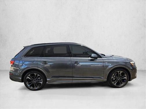 Daytona Gray Pearl Effect 2026 Audi Q7 55 Premium Plus