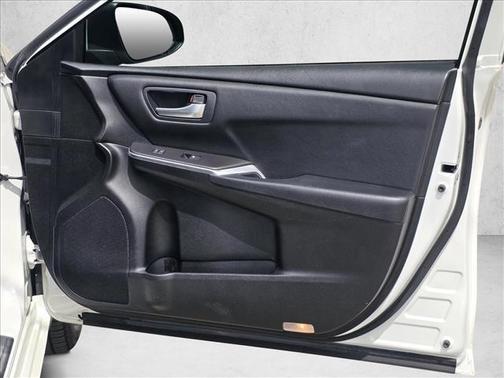 Blizzard Pearl 2016 Toyota Camry SE