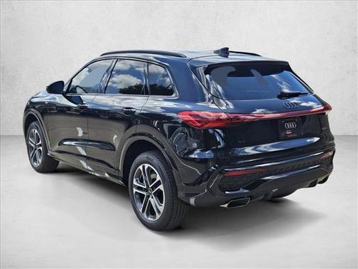 Mythos Black Metal 2026 Audi Q5 2.0T