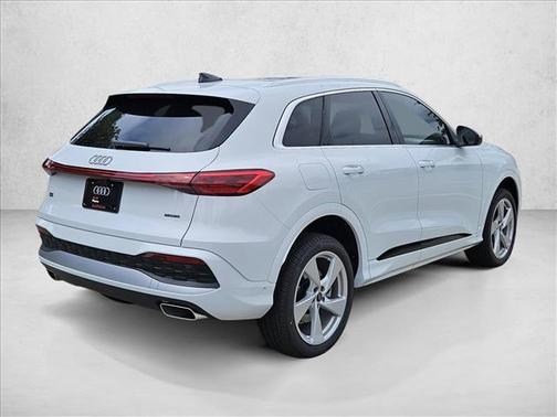 Glacier White Metallic 2026 Audi Q5 Premium Plus TFSI quattro S tronic
