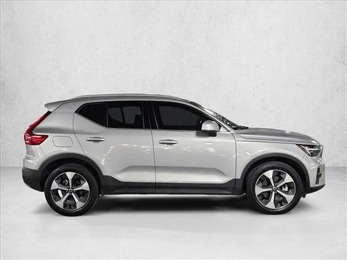 2023 Volvo XC40 B5 Plus Bright Theme