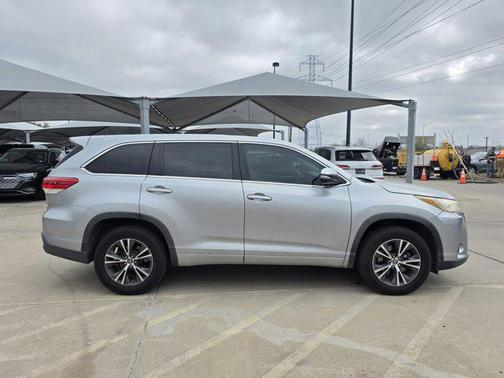 2017 Toyota Highlander LE I4