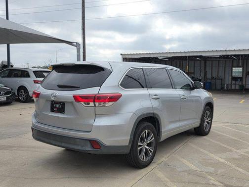 2017 Toyota Highlander LE I4