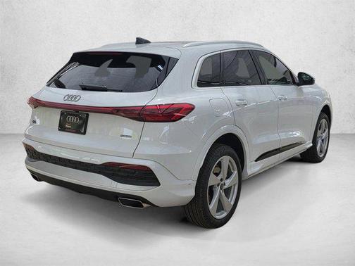 Glacier White Metallic 2026 Audi Q5 Premium Plus TFSI quattro S tronic