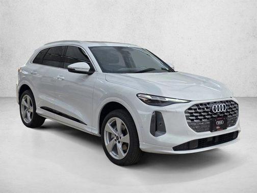 Glacier White Metallic 2026 Audi Q5 Premium Plus TFSI quattro S tronic