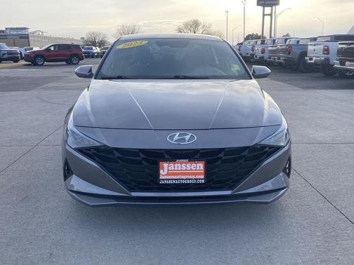 2023 Hyundai ELANTRA SE