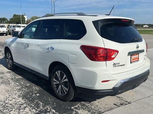 2017 Nissan Pathfinder SL