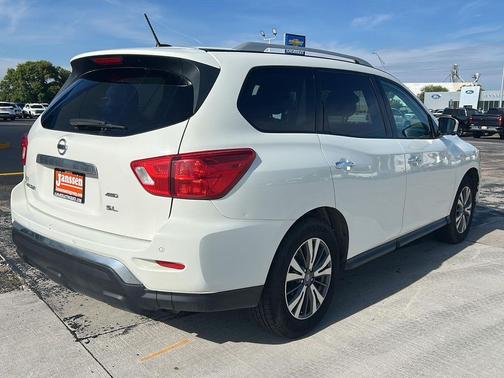 2017 Nissan Pathfinder SL