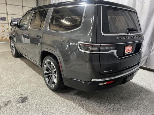 Diamond Black Crystal Pearlcoat 2022 Jeep Grand Wagoneer Series III 4x4