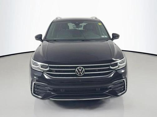 Deep Black Pearl 2023 Volkswagen Tiguan 2.0T SEL R-Line 4MOTION