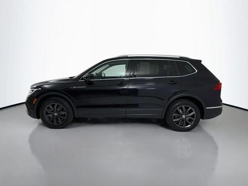 Deep Black Pearl 2023 Volkswagen Tiguan 2.0T SE