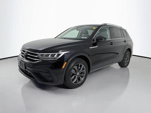 Deep Black Pearl 2023 Volkswagen Tiguan 2.0T SE