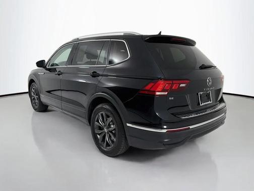 Deep Black Pearl 2023 Volkswagen Tiguan 2.0T SE