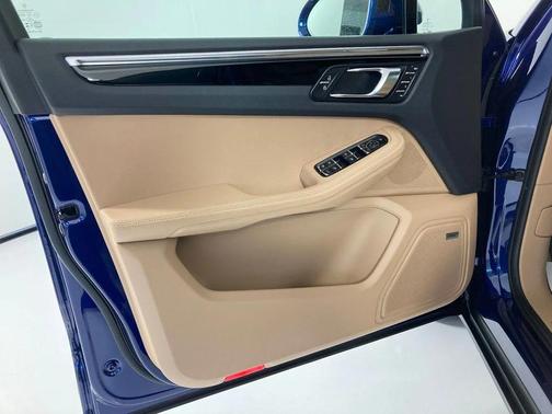 2025 Porsche Macan AWD