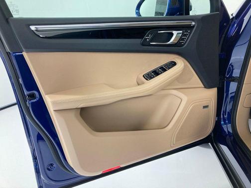 2025 Porsche Macan AWD