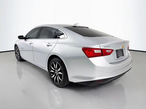 Silver Ice Metallic 2018 Chevrolet Malibu LT