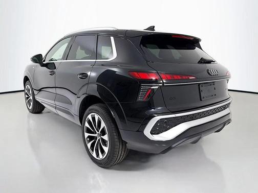 Mythos Black Metallic 2026 Audi Q3 TFSI quattro S tronic