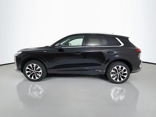 Mythos Black Metallic 2026 Audi Q3 TFSI quattro S tronic