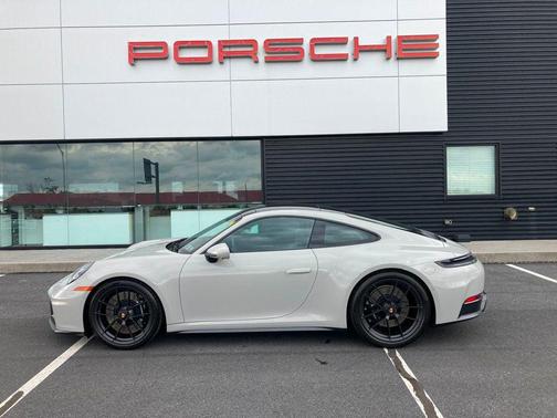 2025 Porsche 911 Carrera 4 GTS
