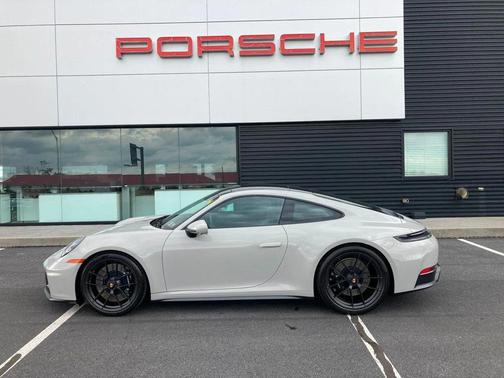 2025 Porsche 911 Carrera 4 GTS