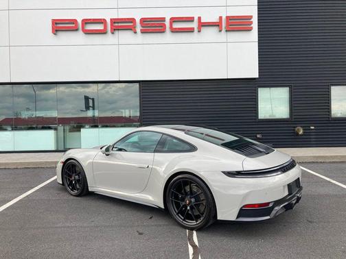 2025 Porsche 911 Carrera 4 GTS