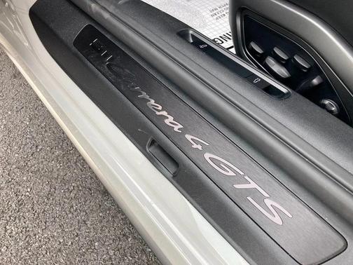 2025 Porsche 911 Carrera 4 GTS