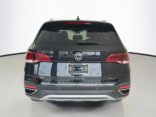 Deep Black Pearl 2024 Volkswagen Taos 1.5T SE