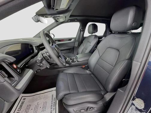 Algarve Blue Metallic 2025 Porsche Cayenne AWD