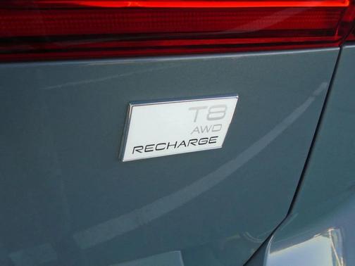 2024 Volvo XC60 Recharge Plug-In Hybrid T8 Ultimate Dark Theme