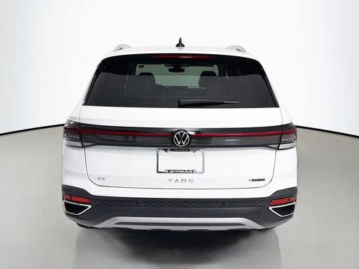 Pure White 2026 Volkswagen Taos SE