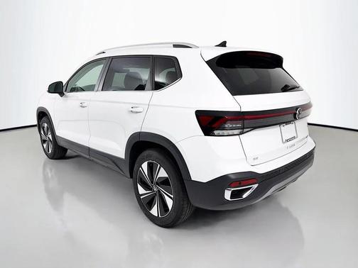 Pure White 2026 Volkswagen Taos SE
