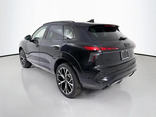 Mythos Black Metallic 2026 Audi Q3 TFSI quattro S tronic