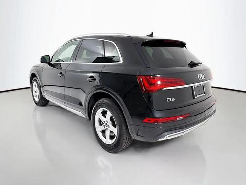 Mythos Black Metallic 2023 Audi Q5 40 Premium