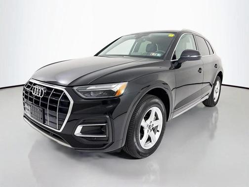 Mythos Black Metallic 2023 Audi Q5 40 Premium