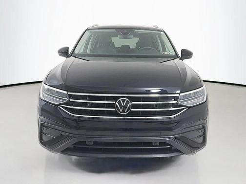 Deep Black Pearl 2023 Volkswagen Tiguan 2.0T SE